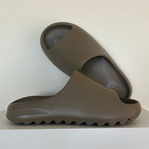 Women’s Yeezy Slides - Earth Brown